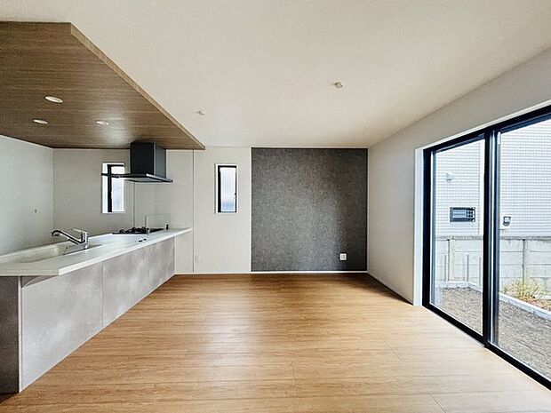 大きな開口部から明るい光が差し込むリビング。日中の室内の明るさがこの部屋の魅力です。 