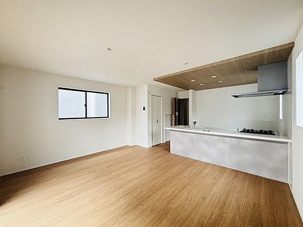 家族の集うリビングには色々な方向から光が差し込む設計に。家族のコミュニケーションが弾むスポットだから明るい雰囲気であってほしい。 