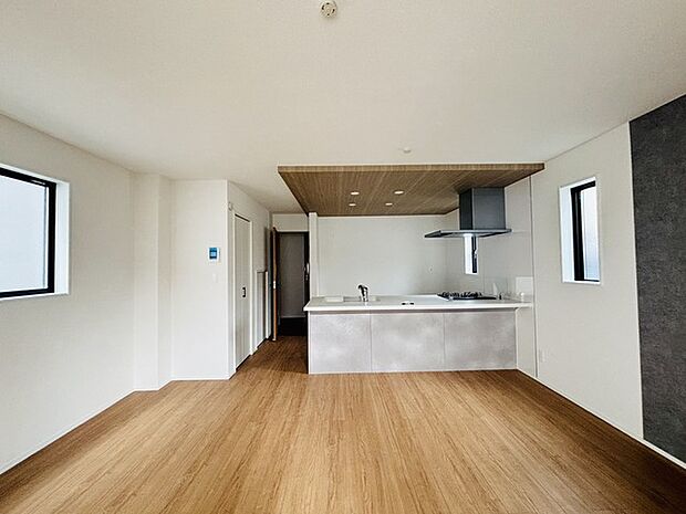 夕食の時間。家族、友人、両親、親戚との会話がより料理を美味しくしてくれる。あっという間に時間が過ぎてしまう居心地の良さは、普段はほっとする空間としてここにあります。 