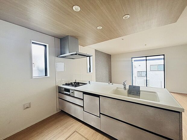 リビングにいる家族の顔が見渡せるカウンターキッチン。お料理もより一層おいしく、楽しく。食器棚を背面に設置しても十分な広さを確保しています。 