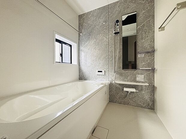 落ち着いた色味の浴室で1日の疲れをゆっくりと癒してください。 