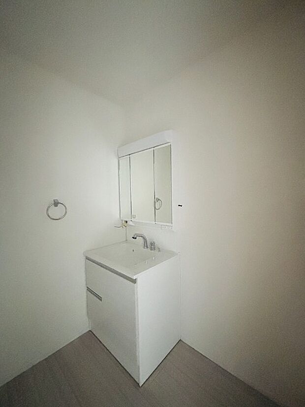 ゆとりの洗面スペースで朝の身支度もスムーズに行えます。 