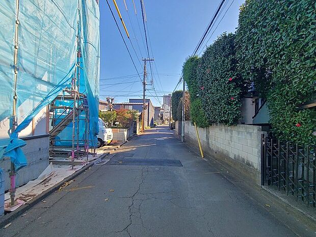 戸建てが立ち並ぶ静かな住宅街。四季折々の移り変わりを感じながら自然と楽しみ、暮らす、そんな毎日を日々の中で感じられる住環境