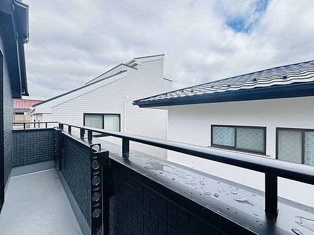 陽ざしが差込む明るいバルコニー。奥行きのあるバルコニーはお洗濯時に助かります。 