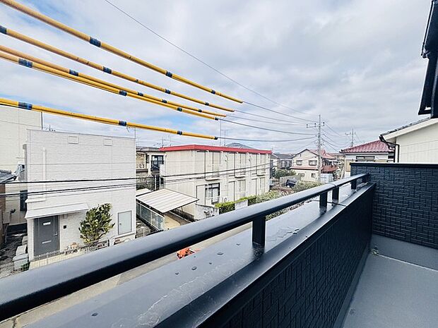 陽ざしが差込む明るいバルコニー。奥行きのあるバルコニーはお洗濯時に助かります。 