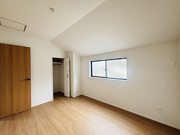 広々収納で、仕事着、普段着をまとめて収納できます。 