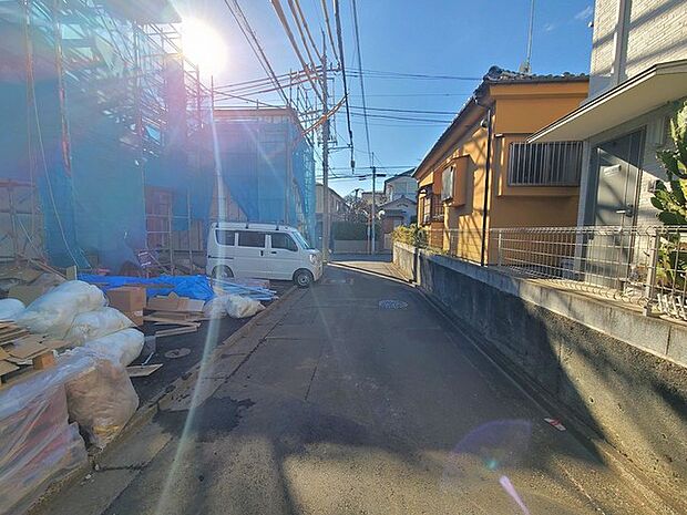 戸建てが立ち並ぶ静かな住宅街。四季折々の移り変わりを感じながら自然と楽しみ、暮らす、そんな毎日を日々の中で感じられる住環境