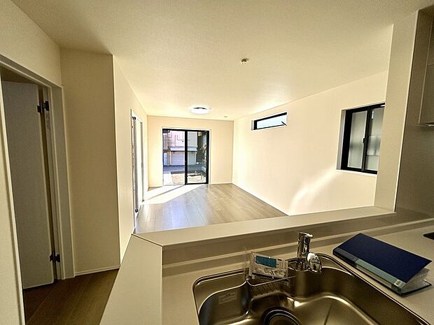 大きな開口部から明るい光が差し込むリビング。日中の室内の明るさがこの部屋の魅力です。