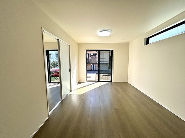 家族団欒のリビング。陽光差し込む食卓には家族の会話とスマイルが溢れます。いつまでもここで食卓を囲みたくなる、そう感じさせてくれるスペース。