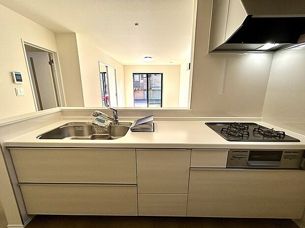 リビングにいる家族の顔が見渡せるカウンターキッチン。お料理もより一層おいしく、楽しく。食器棚を背面に設置しても十分な広さを確保しています。