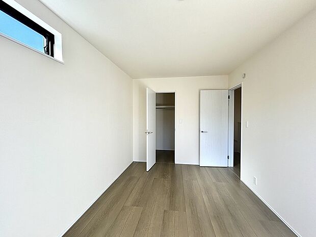 ゆとりの7.5帖ある寝室、陽光が入りやすく朝の目覚めも気持ち良く起こしてくれます。