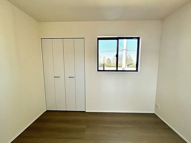 衣類の整理整頓に嬉しいクローゼット付きのお部屋。お子様のお部屋としても便利です。