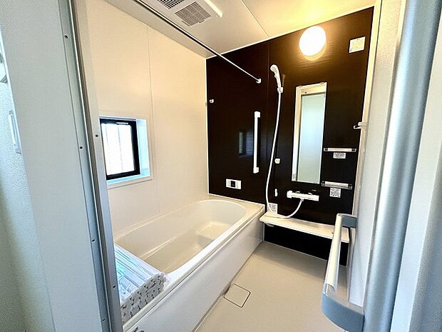 一緒にお風呂に入っている子供達の声がリビングまで聞こえてきそうな広々とした1坪バス