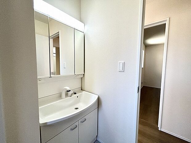 お出かけ前の身だしなみに一歩差がつく三面鏡。ミラー裏にはたっぷり収納もございます。