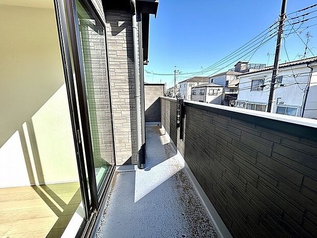 広めのバルコニーは風通しも良くお洗濯物もしっかりと干すことができます!