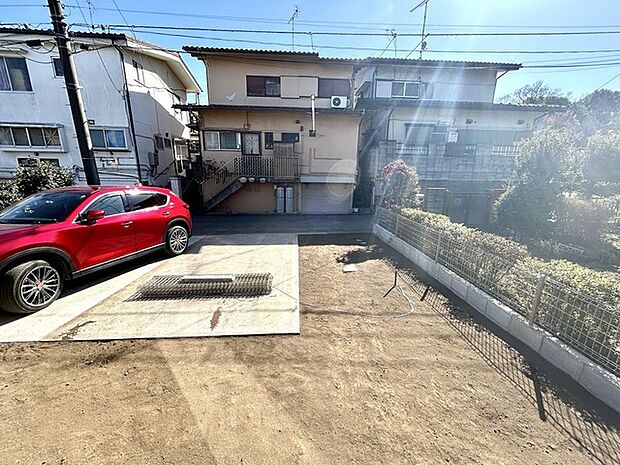 セカンドカーや来客時にも便利なカースペース3台分ございます。