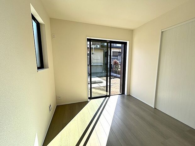 今からここを誰のお部屋にしようか、そんな洋室。大きさは5.25帖です。