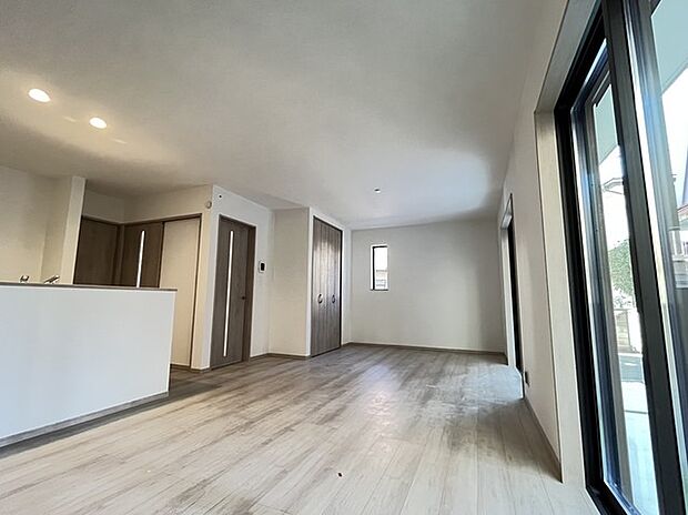 いつも家族の集まるリビングは広々とした18.25帖。通風・採光にも優れ、心安らぐ風と光がたえない空間。汎用性に富んだ居住スペースと、高揚感さえも与えてくれる住空間です。 