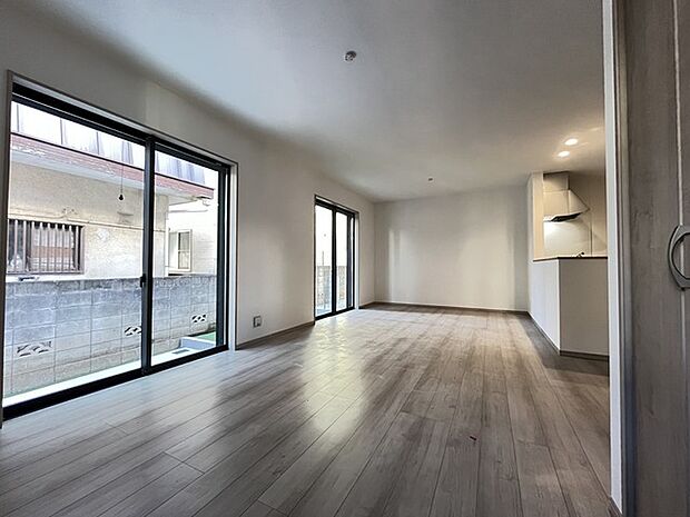 家族団欒のリビング。陽光差し込む食卓には家族の会話とスマイルが溢れます。いつまでもここで食卓を囲みたくなる、そう感じさせてくれるスペース。