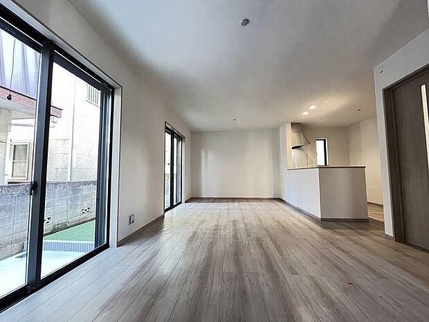 夕食の時間。家族、友人、両親、親戚との会話がより料理を美味しくしてくれる。あっという間に時間が過ぎてしまう居心地の良さは、普段はほっとする空間としてここにあります。 