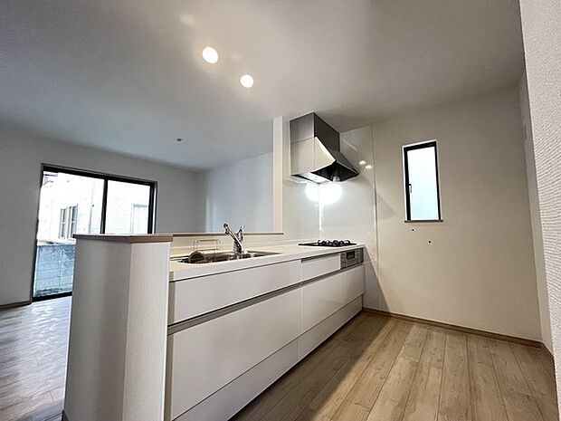 リビングにいる家族の顔が見渡せるカウンターキッチン。お料理もより一層おいしく、楽しく。食器棚を背面に設置しても十分な広さを確保しています。