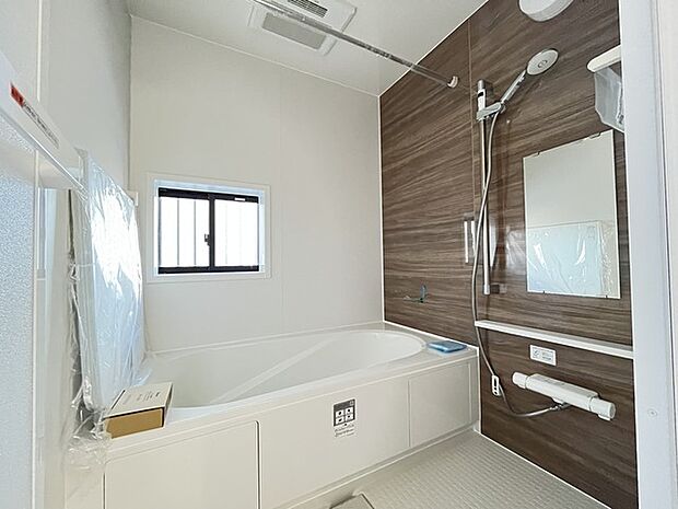 落ち着いた色味の浴室で1日の疲れをゆっくりと癒してください。