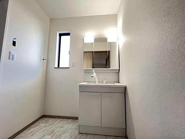 お出かけ前の身だしなみに一歩差がつく三面鏡。ミラー裏にはたっぷり収納もございます。