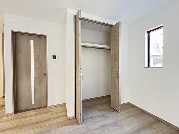 リビング内の収納はお客様のコートなども掛けられて重宝します