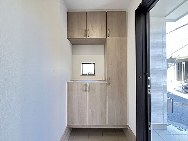 明るく開放的な玄関、靴の脱ぎ履きもしやすく、収納も豊富でご家族皆様の靴をスッキリ収納できます。