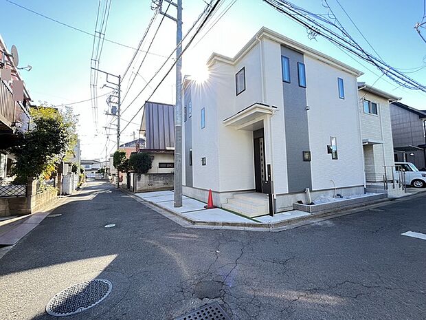 戸建てが立ち並ぶ静かな住宅街。四季折々の移り変わりを感じながら自然と楽しみ、暮らす、そんな毎日を日々の中で感じられる住環境