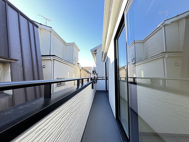 陽ざしが差込む明るいバルコニー。奥行きのあるバルコニーはお洗濯時に助かります。 