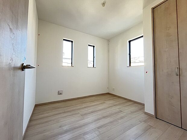 今からここを誰のお部屋にしようか、そんな洋室。大きさは4.2帖です。