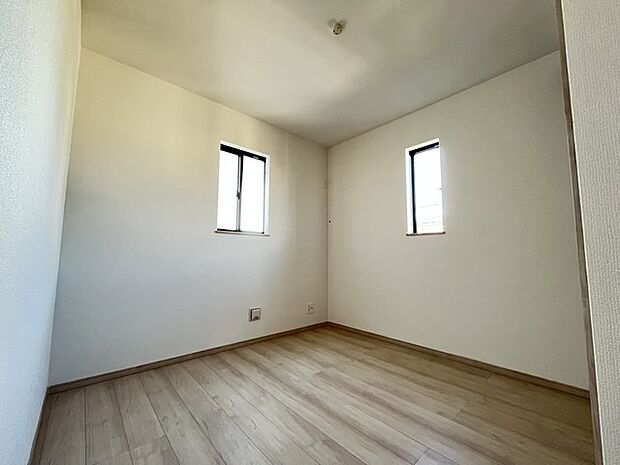 どんな家具にでも相性が良い清潔感ある白色調のクロスを採用。主張しすぎない配色、耐久性にも優れた床材は日々のメンテナンスも楽に、快適に過ごして頂けるよう考えられています。