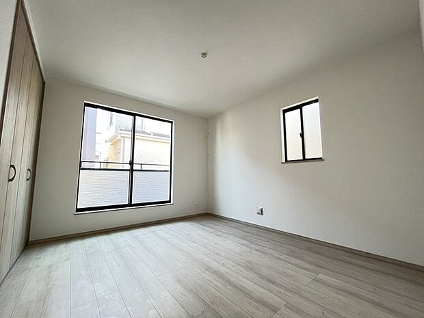 ゆとりの7帖ある寝室、陽光が入りやすく朝の目覚めも気持ち良く起こしてくれます。 