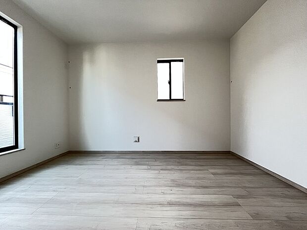 どんな家具にでも相性が良い清潔感ある白色調のクロスを採用。主張しすぎない配色、耐久性にも優れた床材は日々のメンテナンスも楽に、快適に過ごして頂けるよう考えられています。