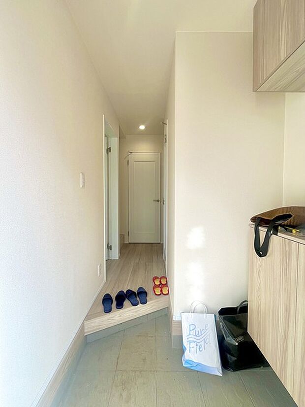 明るく開放的な玄関、靴の脱ぎ履きもしやすく、収納も豊富でご家族皆様の靴をスッキリ収納できます。 