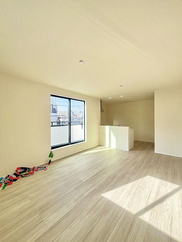 家族や友人、両親、親戚とこれから沢山の時間を紡ぐのだろう。そこを彩るのは窓から見える青い空、心地よい緑。そんなイメージが膨らむリビングスペース。 