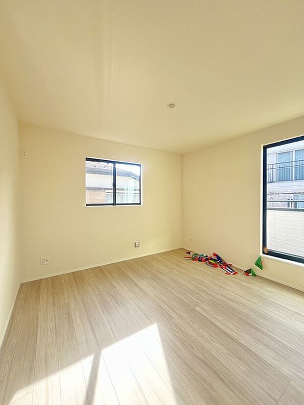 家族の集うリビングには色々な方向から光が差し込む設計に。家族のコミュニケーションが弾むスポットだから明るい雰囲気であってほしい。 