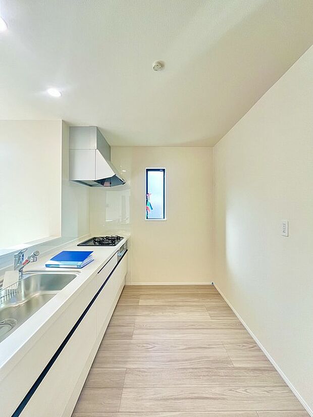 リビングにいる家族の顔が見渡せるカウンターキッチン。お料理もより一層おいしく、楽しく。食器棚を背面に設置しても十分な広さを確保しています。 