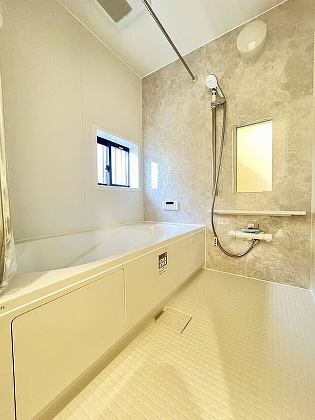 1日の疲れを取るゆとりある浴室です。 