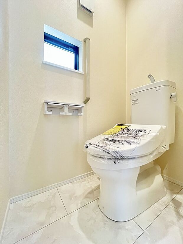 ウォシュレット機能付きのトイレ。換気のしやすい窓付きで、収納もあり実用性も兼ね備えた造り。 