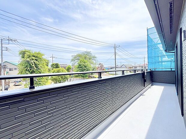 南側のお部屋から出入りできる、奥行きのあるワイドバルコニー。心地よい陽射しと暖かな風を楽しむことが出来ます。 