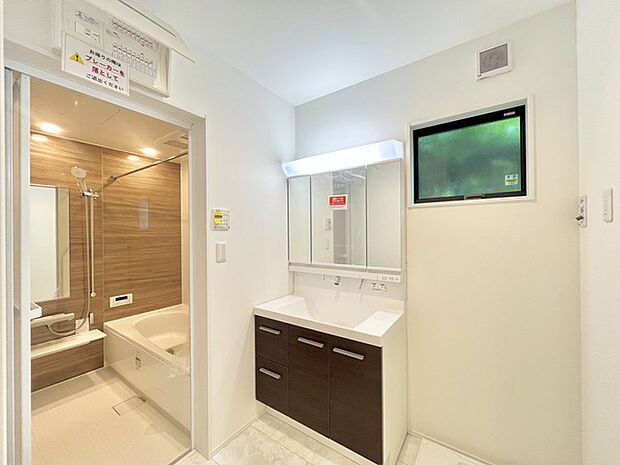 使い勝手の良い洗面台、窓があることで換気もしやすく清潔感のある空間を保てます。