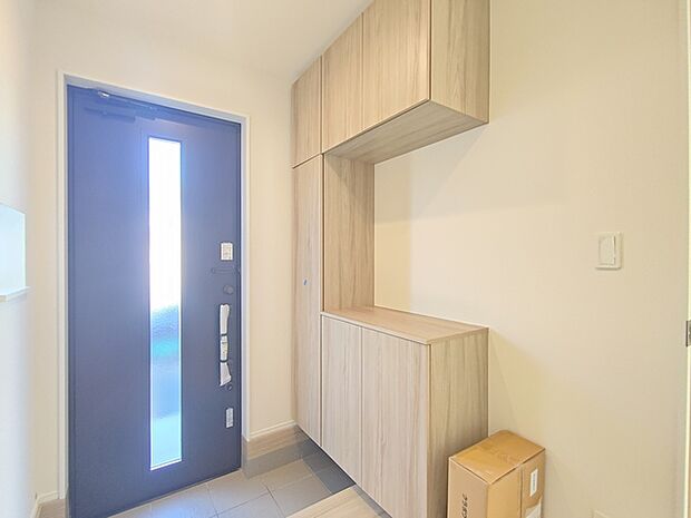 大きな靴棚を配した玄関ホール。