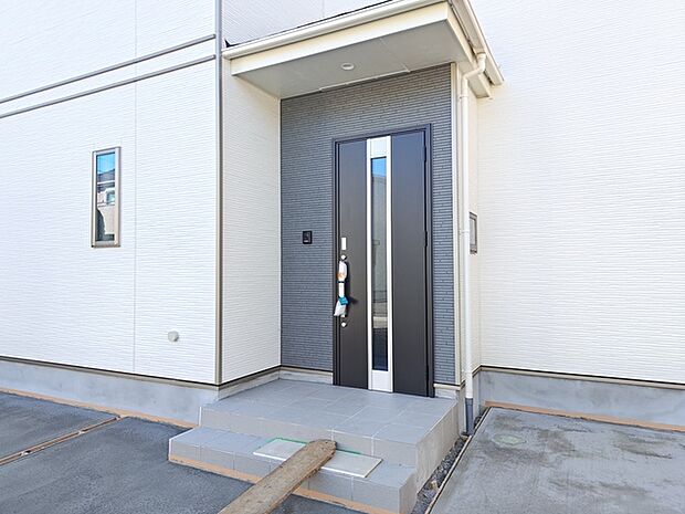 スマートキー対応の玄関ドア。