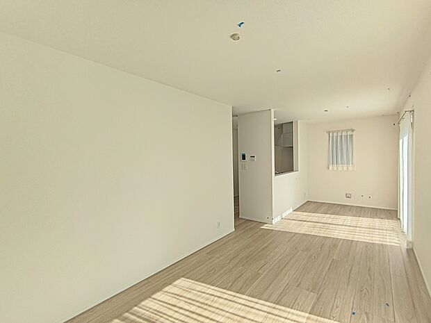 【LDK/約16帖】 家族や友人、両親、親戚とこれから沢山の時間を紡ぐのだろう。 そこを彩るのは窓から見える青い空、心地よい緑。そんなイメージが膨らむリビングスペース。