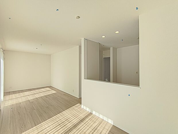 【LDK/約16帖】 家族団欒のダイニング。陽光差し込む食卓には家族の会話とスマイルが溢れます。