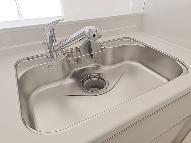 キッチンシンクには、いつでも綺麗なお水が利用できる「浄水機能付き水栓」を装備!