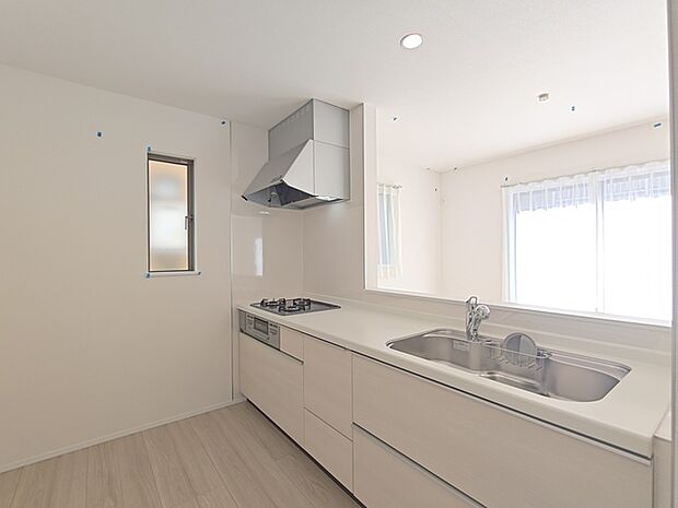 対面式のシステムキッチン。 調理しながらでも家族の様子を見守れる為、子育て世帯にもオススメです。