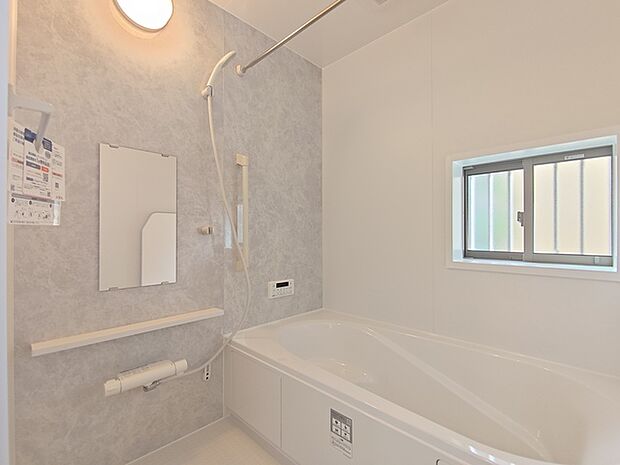 ゆったりと足を伸ばせる1坪サイズのバスルーム。 便利な浴室暖房乾燥機付きです。